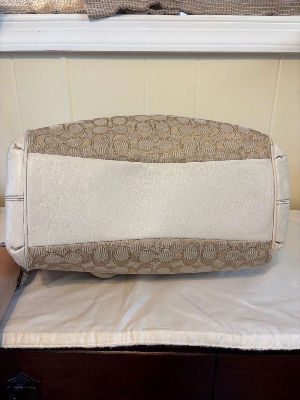 EUC Coach Outline Signature Lexy Shoulder Bag in Light Khaki/Chalk - Picture 6 of 16